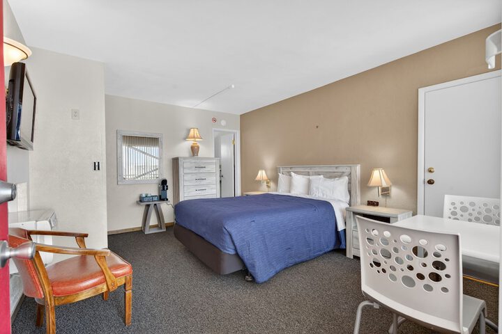 Room 13 of 33