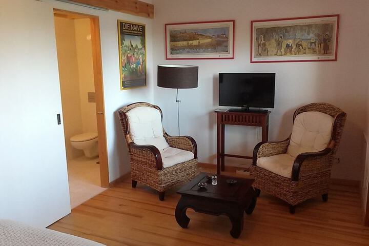 Room 6 of 12