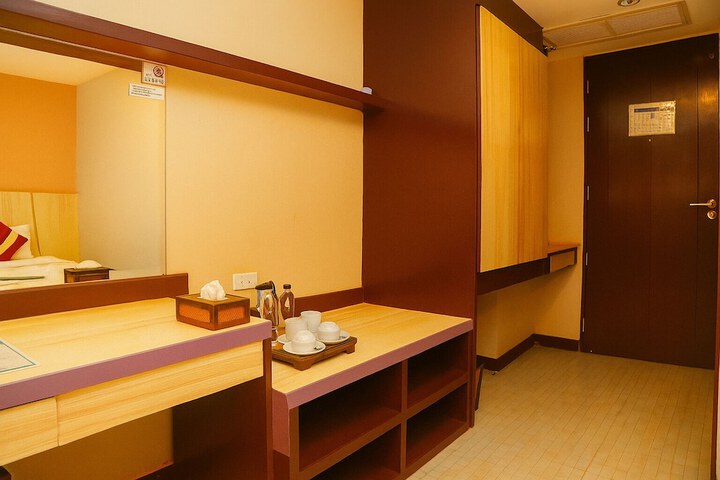 Room 12 of 127