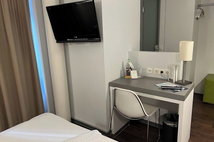 Room 8 of 18