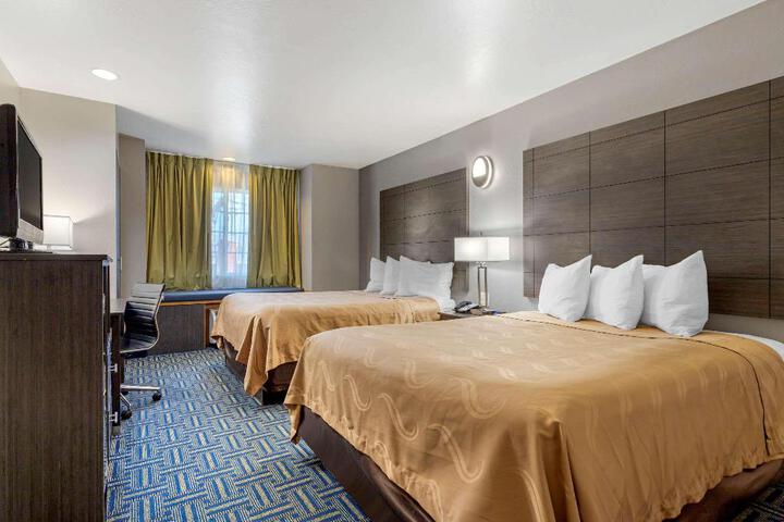 1 Queen Bed (12 of 15)
