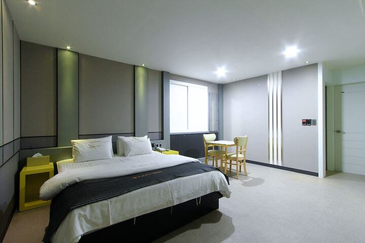 Room 18 of 80