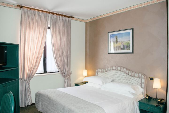 Room 6 of 34