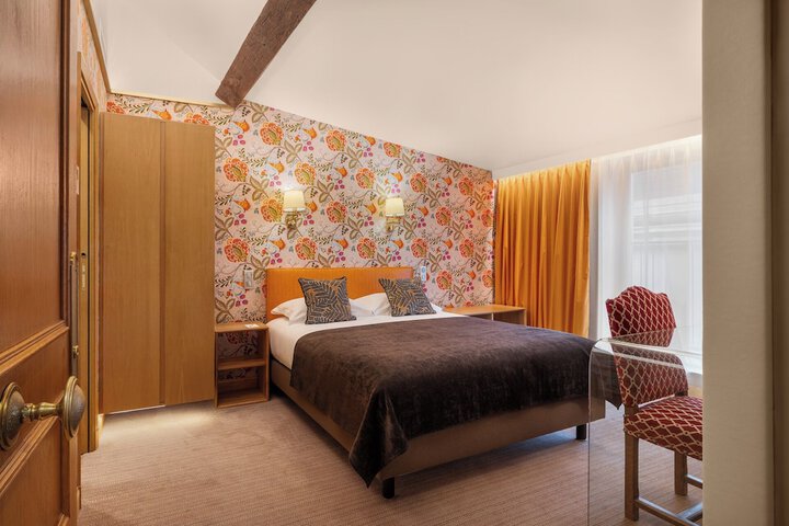 Room 30 of 65