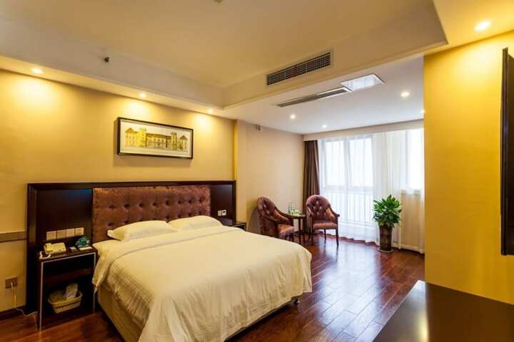 Room 4 of 40