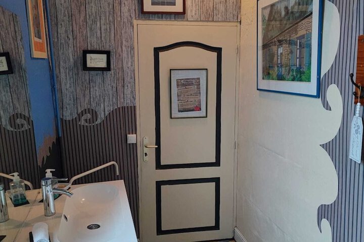 Room 46 of 76