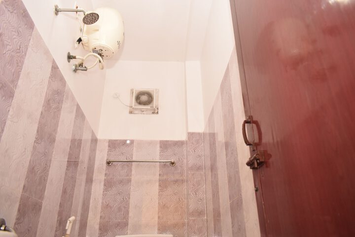Room 6 of 13