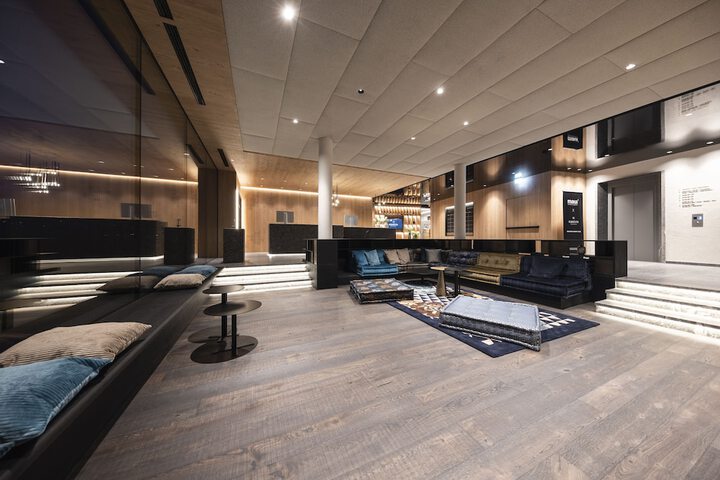 Lobby lounge