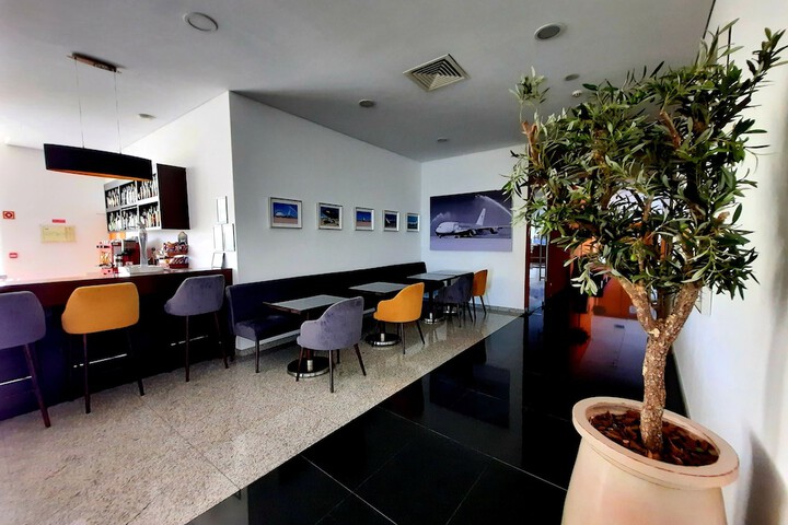 Lounge 38 of 51