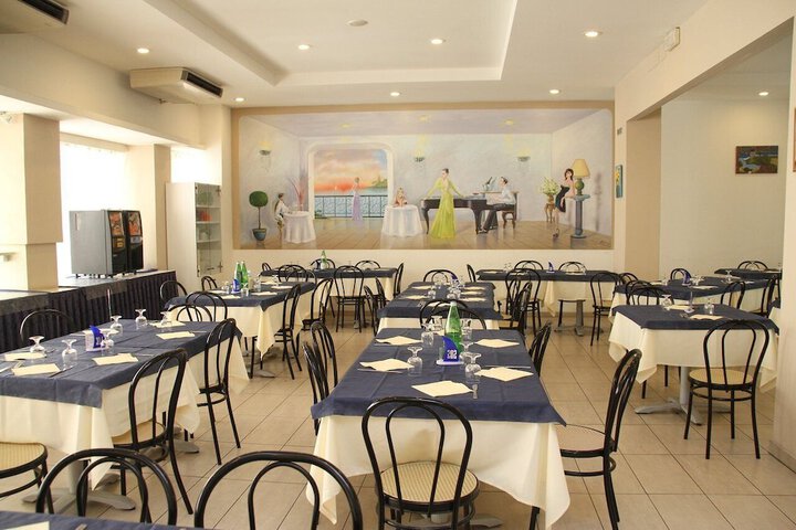 Dining 8 of 12