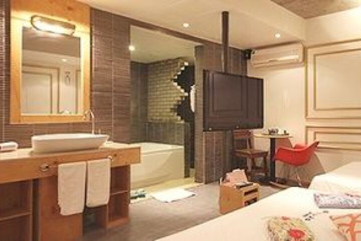 Room 9 of 19