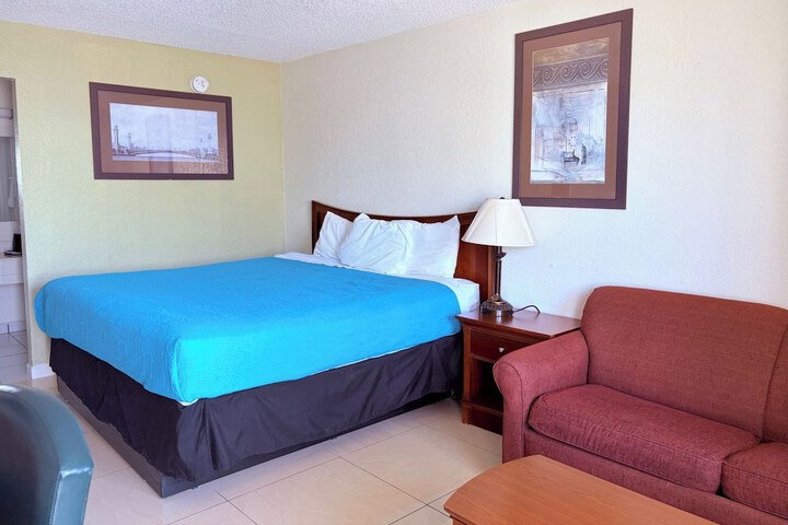 Room 4 of 27