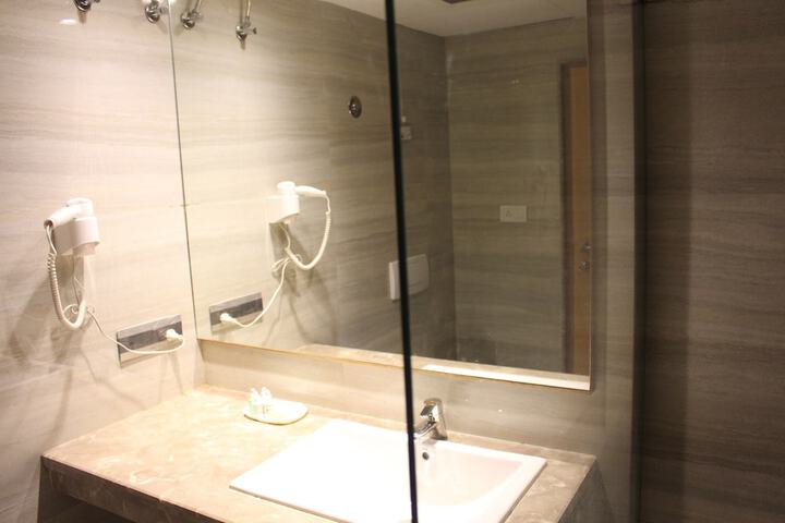 Room 16 of 33