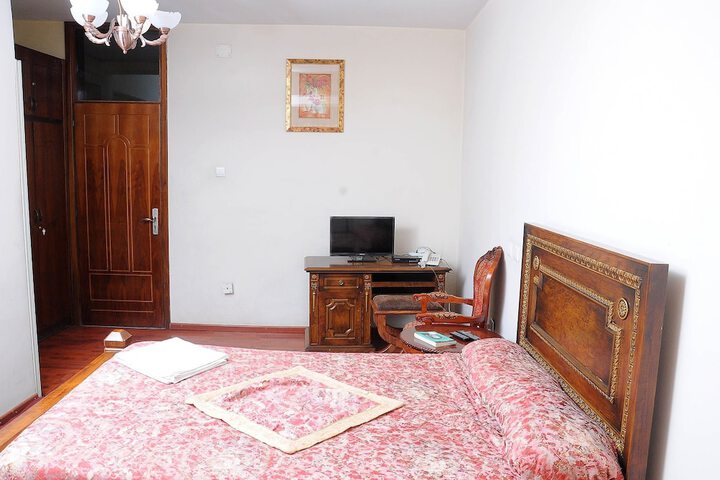 Room 11 of 34