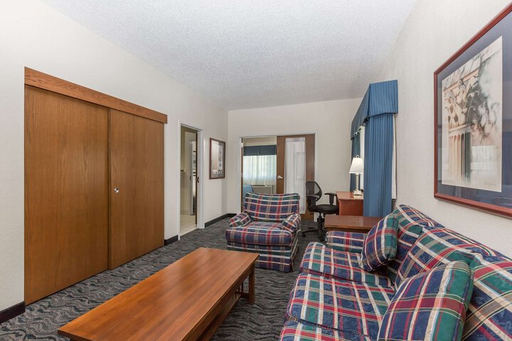 1 King Bed Suite (8 of 9)