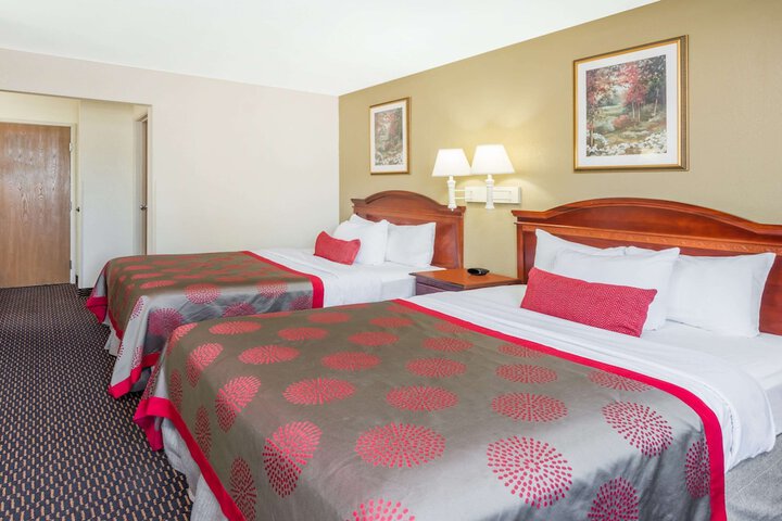 2 Queen Beds (10 of 14)