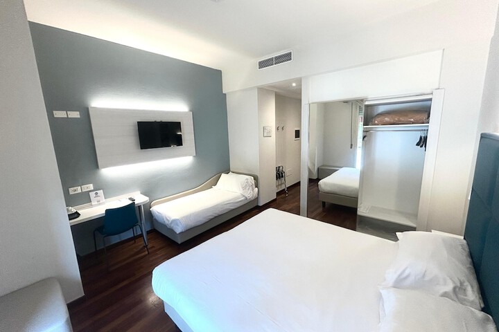 Room 10 of 29