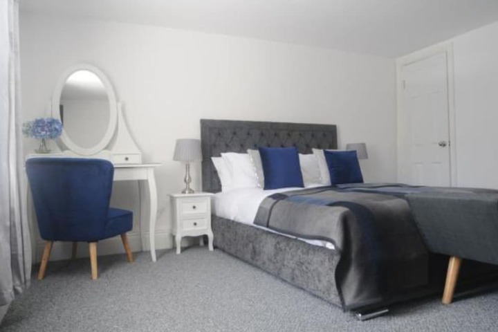 Room 4 of 63