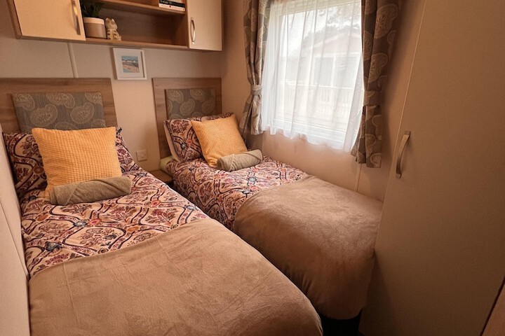Room 2 of 27