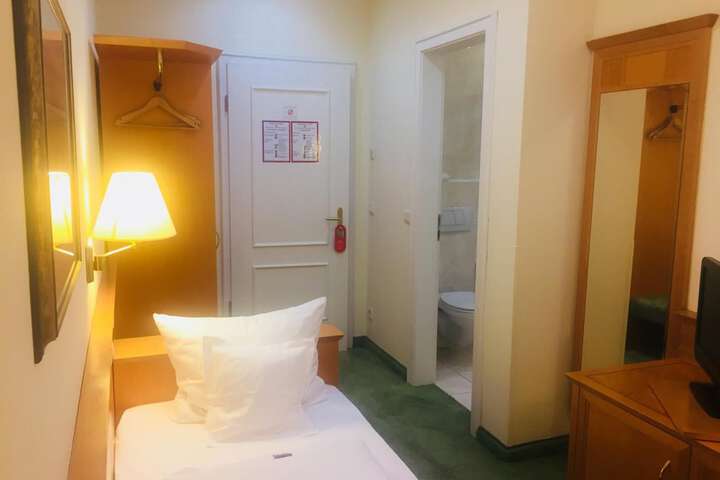 Room 7 of 33