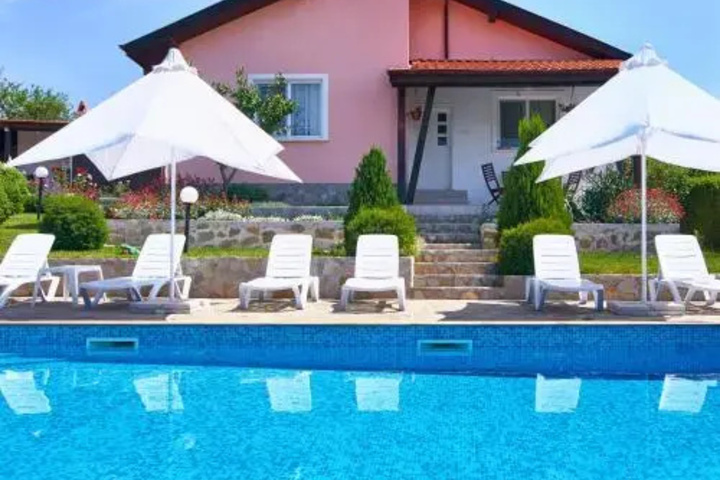 Pool 7 of 10