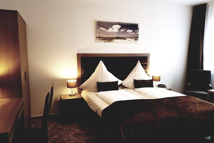 Room 5 of 16
