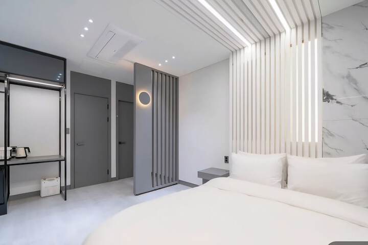 Room 14 of 33