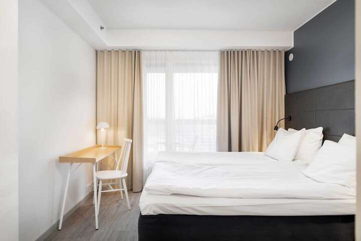 Room 10 of 76