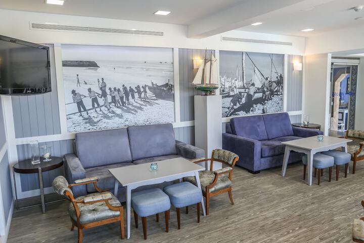 Lounge 51 of 65
