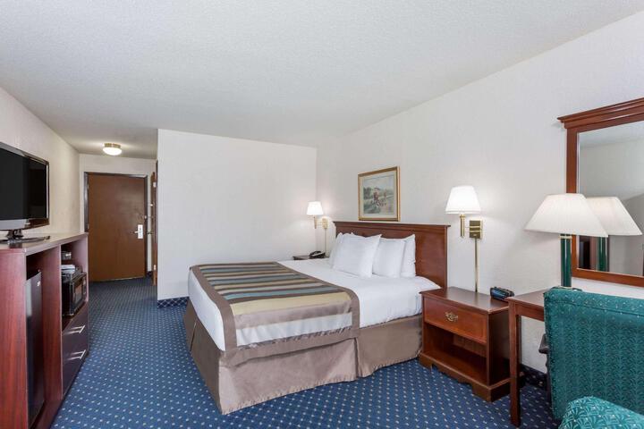 1 King Bed (8 of 15)