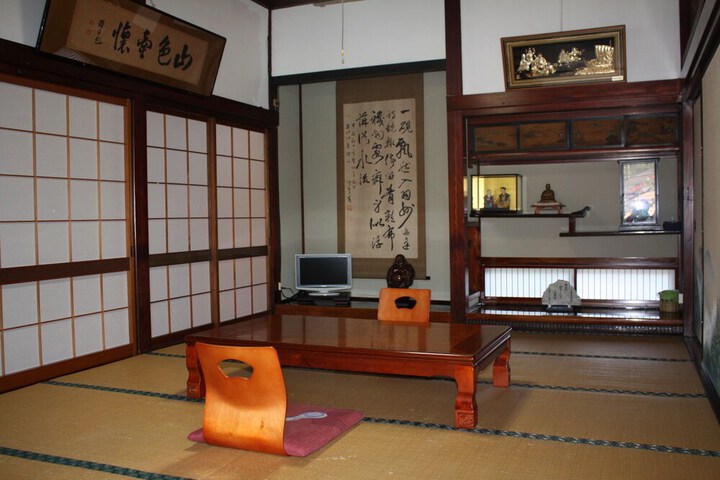Room 4 of 50