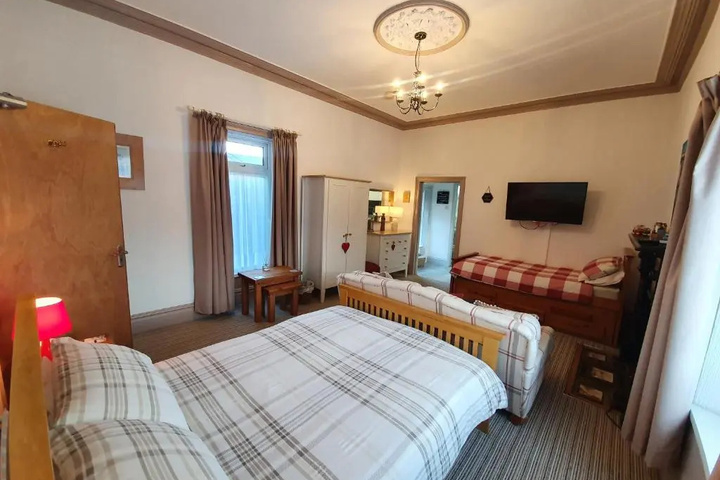 Room 2 of 7