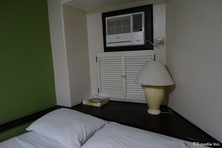 Room 6 of 28