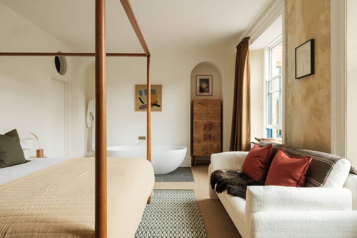 Room 10 of 33