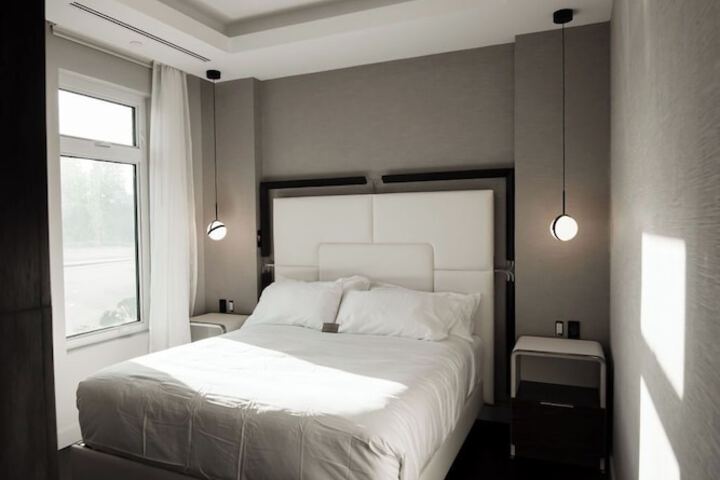 Room 4 of 18