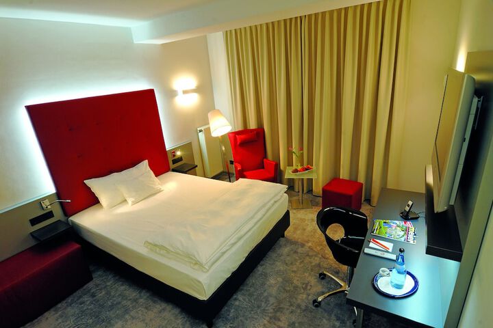Room 6 of 30