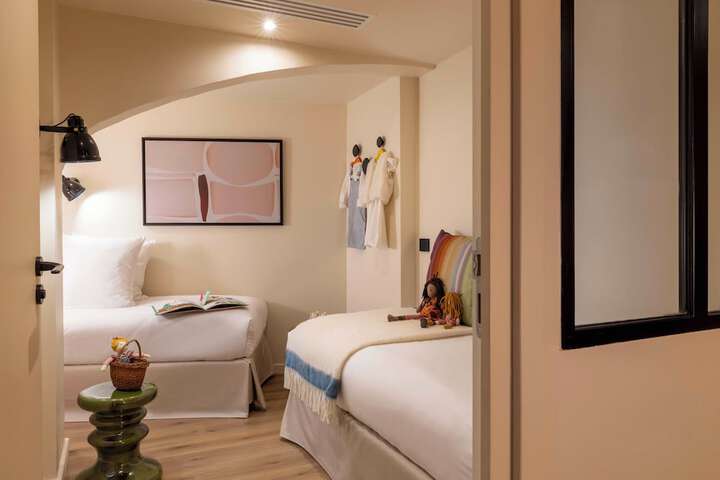 Room 33 of 203