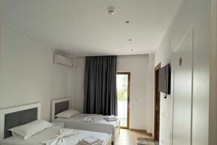 Room 2 of 65