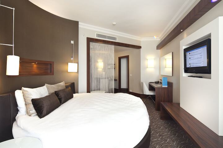 Room 8 of 90