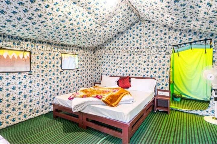 Room 6 of 12