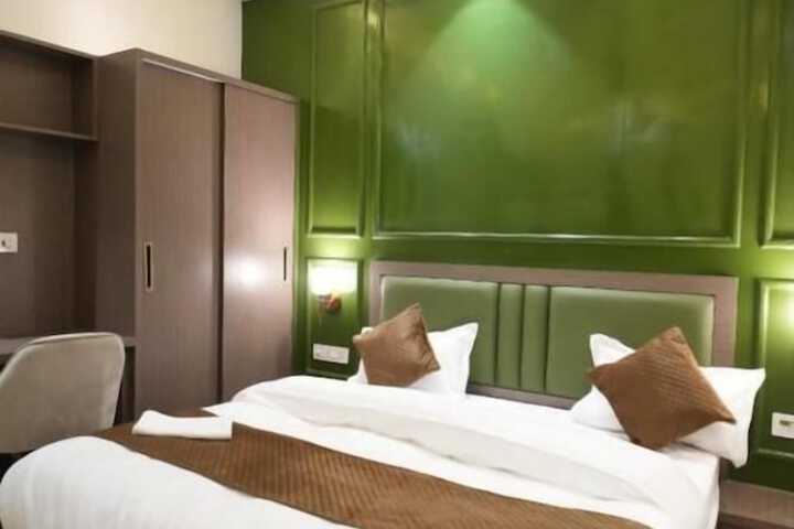Room 4 of 28