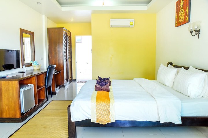 Room 11 of 32