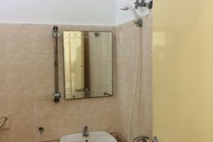 Room 5 of 32