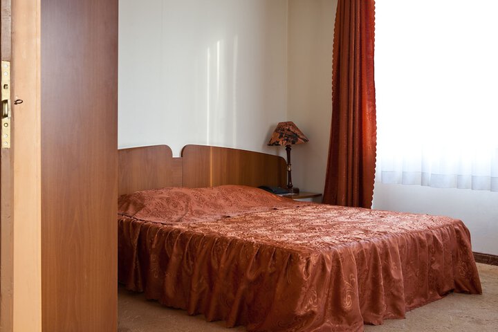 Room 6 of 77