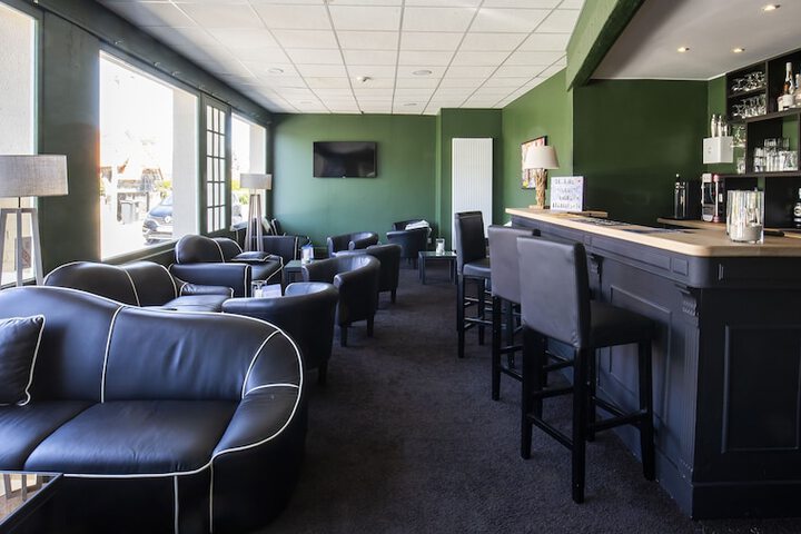 Lounge 74 of 81