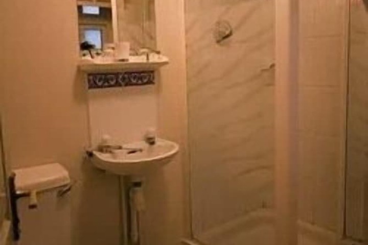 Room 6 of 13