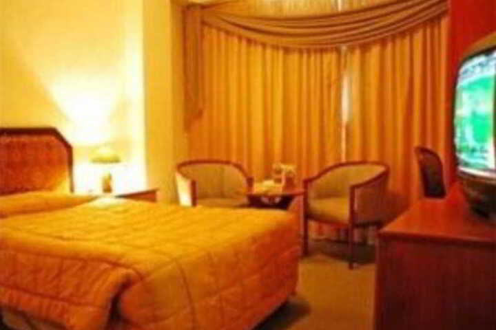 Room 5 of 8