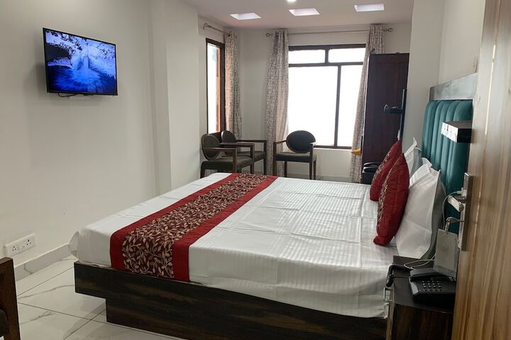 Room 4 of 16