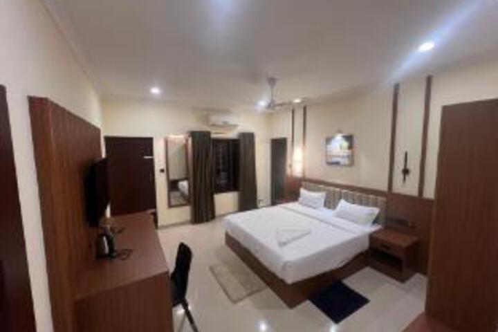 Room 10 of 16
