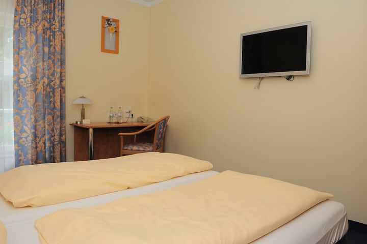 Room 15 of 142